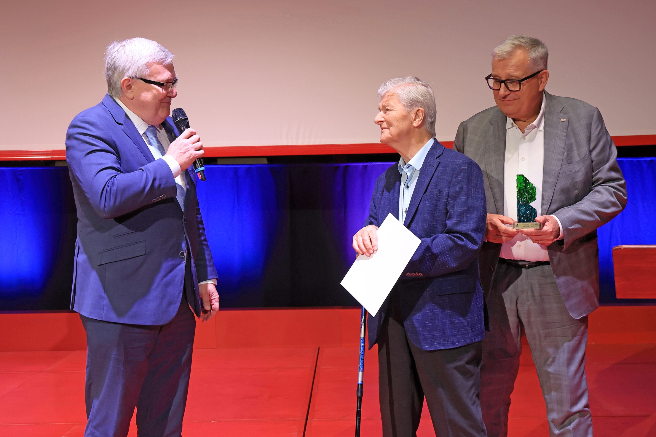 Ing. Bohumír Baxa, čestný člen ČKAIT, se letos stal osobností stavitelství Karlovarského kraje. Ocenění mu předali předseda ČKAIT Ing. Robert Špalek a prezident Svazu podnikatelů ve stavebnictví Ing. Jiří Nouza 19.6.2026