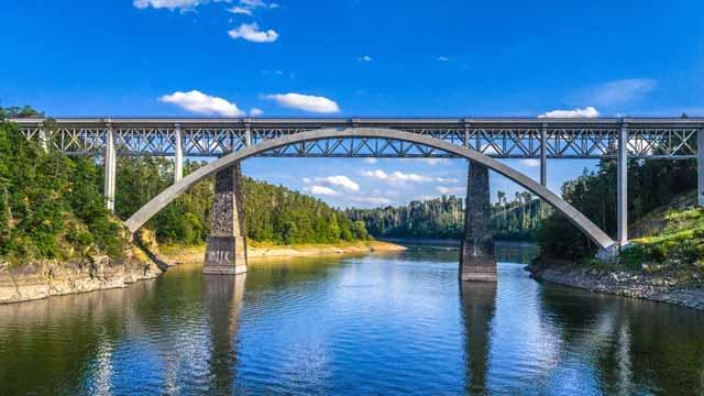 63-zeleznicni-most-cervena-nad-vltavou